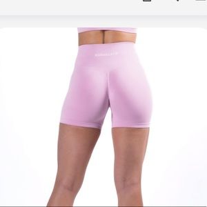 Alphalete Amplify Short M Bloom